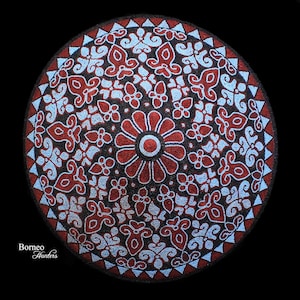 Lampung-Perlenhut, indonesischer traditioneller Stammeshut mit botanischen und dreieckigen Mustern, Glasperlen; rot, blau, gemustert schwarz auf gewebter Faser