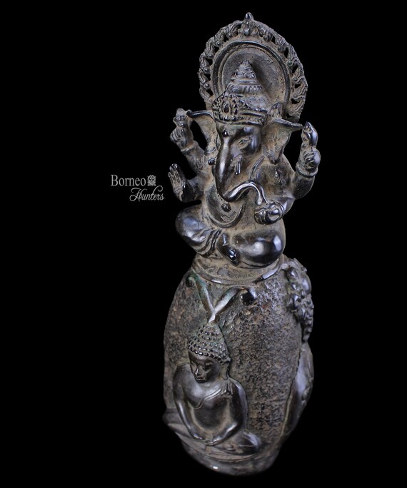 アンティークブロンズガネーシャ像：マジャパヒト様式、溶岩石の台座