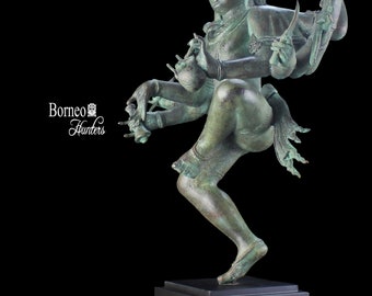 ブロンズ製の踊るシヴァ像：三叉槍を持つ10本の腕を持つヒンドゥー教の