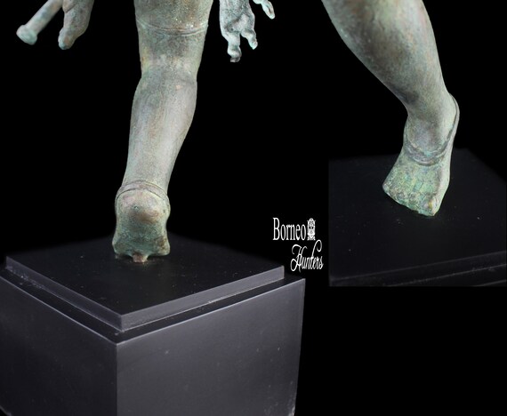 ブロンズ製の踊るシヴァ像：三叉槍を持つ十本の腕を持つヒンドゥー教の