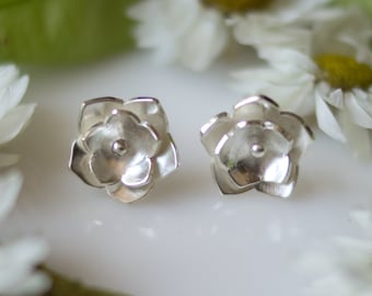 Silver flower earrings for women, bridesmaid gift, floral minimalist earrings, earrings handmade, lily earrings, stud earrings flower