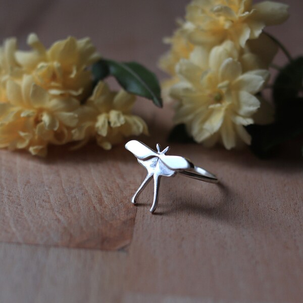Anillo de Polilla Luna en plata de ley, Encanto Natural y Elegancia Artesanal en una Joya Única