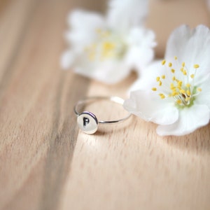 Personalisierter Ring mit Initiale in Silber, Feiner Ring für Frauen, Minimalistischer Initialenring, personalisierter Schmuck, Geschenk für die beste Freundin