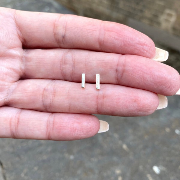 Pendientes pequeños para mujer, Pendientes barra en plata de ley 925, Joyería Minimalista, Pendientes ligeros