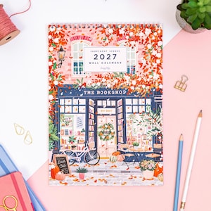 Butiksscener 2027: Väggkalender, Månadskalender, Planerare, Skrivmaterial, Väggdekor, Stugakärna, Strumpfyllare, Present till henne