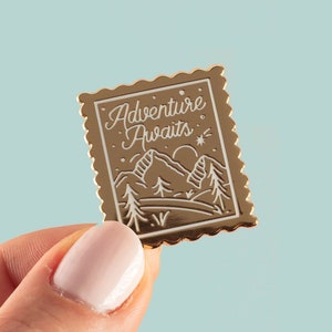 Adventure Awaits Pin, Stempel Emaille Pin, Reise Pin Abzeichen, Adventure Pin, Abenteuer Pin Abzeichen, Adventure Emaille Pin, Stempel Abzeichen, Travel Pin Bild 1