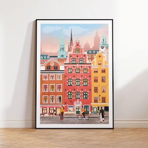 Pode incluir: Uma ilustra&ccedil;&atilde;o colorida de uma cena de rua em Estocolmo, Su&eacute;cia. Os edif&iacute;cios s&atilde;o pintados em tons de rosa, amarelo e azul, com detalhes verdes. H&aacute; pessoas caminhando na rua, incluindo uma pessoa andando de bicicleta.