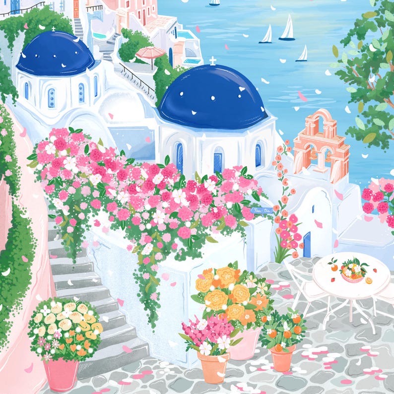 以下が含まれることがあります： 白い建物、青いドーム、ピンクの花が描かれたギリシャの村のイラスト。石段が建物へと続き、周囲には植木鉢が置かれています。背景には海とヨットが見えます。