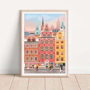 Pode incluir: Uma ilustra&ccedil;&atilde;o colorida de uma cidade com edif&iacute;cios altos, incluindo uma igreja com um campan&aacute;rio, e pessoas caminhando pela rua. Os edif&iacute;cios s&atilde;o pintados em tons de rosa, amarelo e azul.