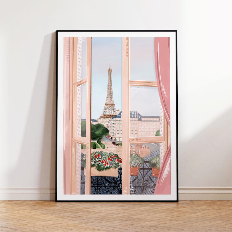 Op de afbeelding: Een uitzicht op de Eiffeltoren vanuit een raam met roze gordijnen. Het raam staat open en het uitzicht is op de stad Parijs. Er staan bloemen op het balkon.