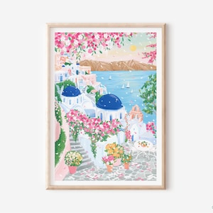 以下が含まれることがあります： 白い建物、青いドーム、鮮やかなピンクの花が特徴の、絵のように美しい海岸沿いの村を描いた額入りのアートプリント。このアートワークは、青い海、ヨット、背景の山々がある晴れた日を描いています。「Simply Katy」のサイン入りです。