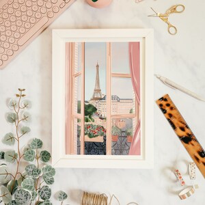 Op de afbeelding: Een ingelijste illustratie van een raamzicht met een roze gordijn en uitzicht op de Eiffeltoren in Parijs, Frankrijk.