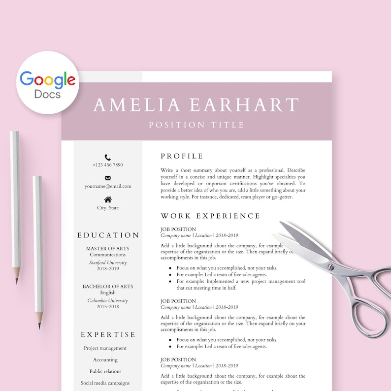 Pode incluir: Um modelo de curr&iacute;culo vitae rosa e branco com o nome Amelia Earhart e o t&iacute;tulo "T&iacute;tulo do Cargo". O curr&iacute;culo inclui se&ccedil;&otilde;es para o perfil, experi&ecirc;ncia profissional, educa&ccedil;&atilde;o e experi&ecirc;ncia. O modelo foi projetado para ser usado em candidaturas a emprego.