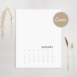 Può includere: Una pagina di calendario bianca per il mese di gennaio con testo e numeri neri. Il calendario presenta una disposizione a griglia con i giorni della settimana abbreviati in alto e le date elencate sotto. È visibile un logo circolare color marrone chiaro con il testo Canva.