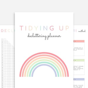 Op de afbeelding: Een printbare opruimplanner met een regenbooggrafiek en de tekst "TIDYING UP decluttering planner" en "KonMari method". De planner bevat een checklist van items om op te ruimen, een raster om de voortgang bij te houden en instructies voor het opruimen.