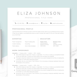 Puede incluir: Una plantilla de currículum vitae en blanco y negro con el nombre Eliza Johnson y el título "Título profesional aquí". El currículum incluye secciones para el perfil profesional, la experiencia, la educación y la experiencia laboral.