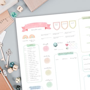 Op de afbeelding: Een personageblad voor een tabletop-rollenspel, met aquarelaccenten in roze, groen en perzik. Het blad bevat secties voor de naam van het personage, vaardigheden en persoonlijkheidskenmerken. Dobbelstenen en decoratieve sleutels liggen verspreid.
