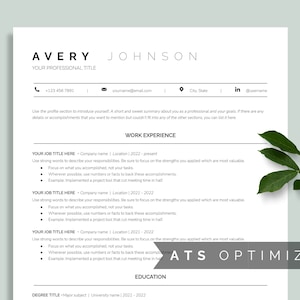 Könnte beinhalten: Eine schwarz-weiße Lebenslaufvorlage mit dem Namen Avery Johnson oben. Die Vorlage enthält Abschnitte für Berufserfahrung, Ausbildung und einen Profilbereich. Der Text "ATS Optimized" befindet sich am unteren Rand der Seite.