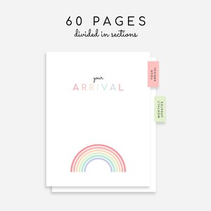 K&ouml;nnte beinhalten: Ein druckbares Baby-Erinnerungsbuch mit 60 Seiten, die in Abschnitte unterteilt sind. Das Cover zeigt einen Regenbogen in Pastellfarben und den Text "your arrival".