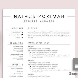 Puede incluir: Una plantilla de currículum vitae en blanco y negro con el nombre Natalie Portman y el título de Gerente de Proyecto. El currículum incluye información de contacto, educación, experiencia laboral y experiencia. El currículum está formateado con un diseño simple y moderno.