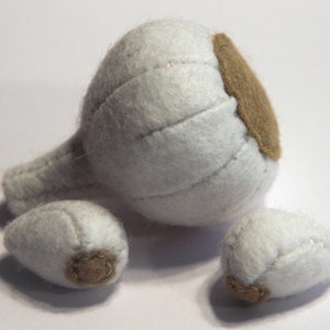 Garlic or clove of garlic hand-sewn from felt for play kids kitchen, play food, felt food, farmers market