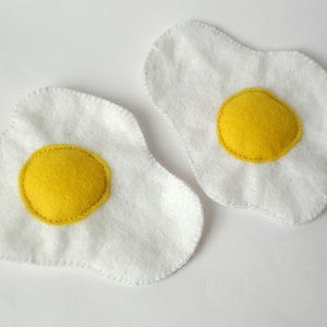 Fried eggs sewn from felt in big and small for play kitchen, toy food, play food, felt food image 2