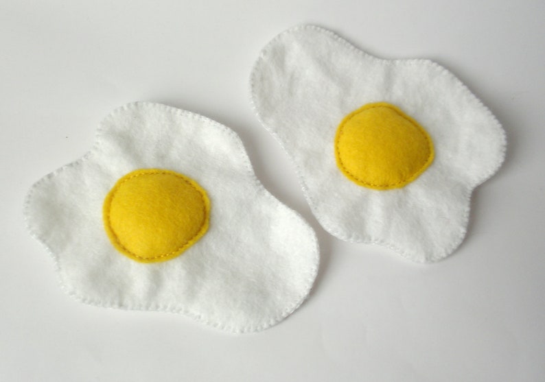 Fried eggs sewn from felt in big and small for play kitchen, toy food, play food, felt food image 2