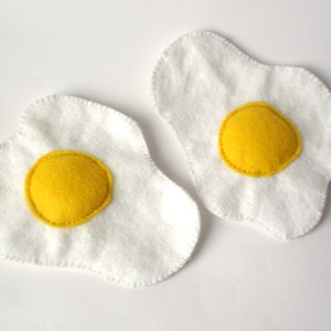 Fried eggs sewn from felt in big and small for play kitchen, toy food, play food, felt food 2 große Spiegeleier