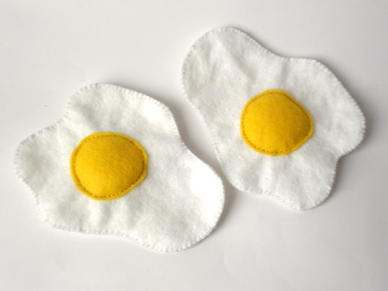 Fried eggs sewn from felt in big and small for play kitchen, toy food, play food, felt food 2 große Spiegeleier