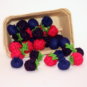 Raspberries, blackberries or blueberries hand-sewn from felt  for play kids kitchen, play food, felt food, farmers market
