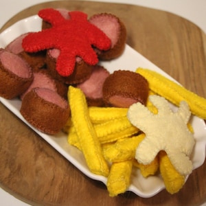 Currysausage cutted with fries made of felt, hand-sewn for play kids kitchen, toy food, play food, felt food, farmers market