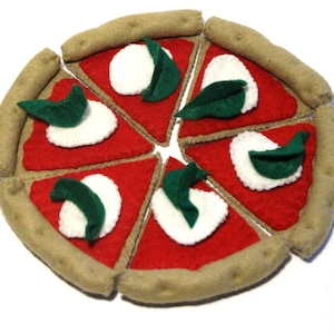 Pizza Margherita hand-sewn from felt, 6 pizza slices with 6 cheese and basil for play kids kitchen, felt food, play food, farmers market