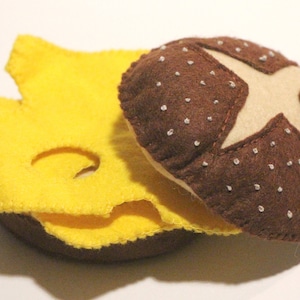Felt sliced pretzel bun with cheese hand-sewn from felt for the children&#39;s kitchen, play kitchen shop