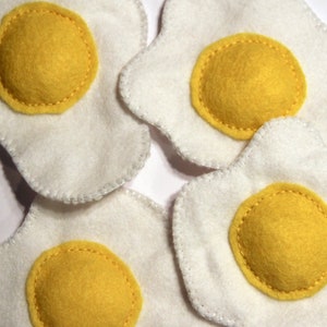 Fried eggs sewn from felt in big and small for play kitchen, toy food, play food, felt food image 5