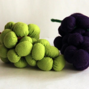 Grapes hand-sewn from felt available in green or purple for play kitche, play food, felt food, farmers market