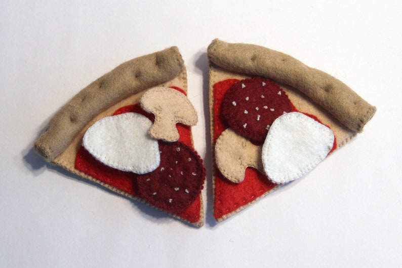 Pizza optionally 1 6 slices sewn from felt with salami, cheese and mushrooms for play kitchen, felt food, play food 2 Stück Pizza