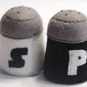 Salt and/or pepper shaker hand-sewn from felt with or without rettle eggs for play food, play kids kitchen, felt food