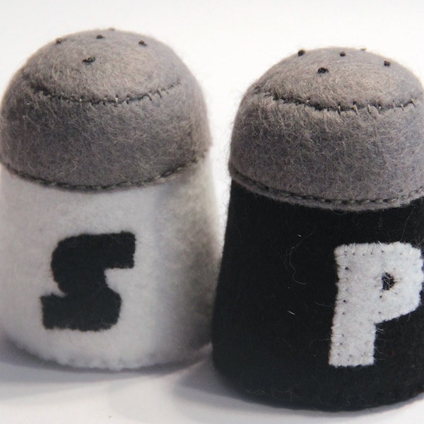 Salt and/or pepper shaker sewn from felt with or without rettle eggs set for play food, play kitchen, feltfood
