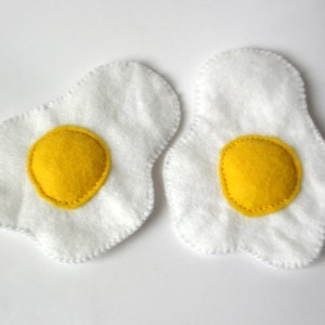 Fried eggs sewn from felt in big and small for play kitchen, toy food, play food, felt food 2 kleine Spiegeleier