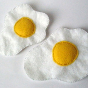 Fried eggs sewn from felt in big and small for play kitchen, toy food, play food, felt food je gr.+kl. Spiegelei