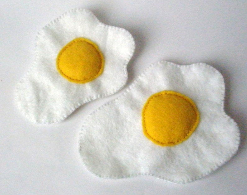 Fried eggs sewn from felt in big and small for play kitchen, toy food, play food, felt food je gr.+kl. Spiegelei