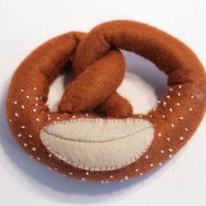 Felt Prezel, hand-sewn for play kids kitchen, play food, felt food, fake food, farmers market