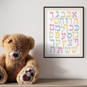 Pastell Biblisches Hebräisches Alphabet Poster - Soft Alef Bet Druck für Kinderzimmer - Jüdische Kinderzimmer Wandkunst -kämmt und kultiviert Jehudaica Dekor