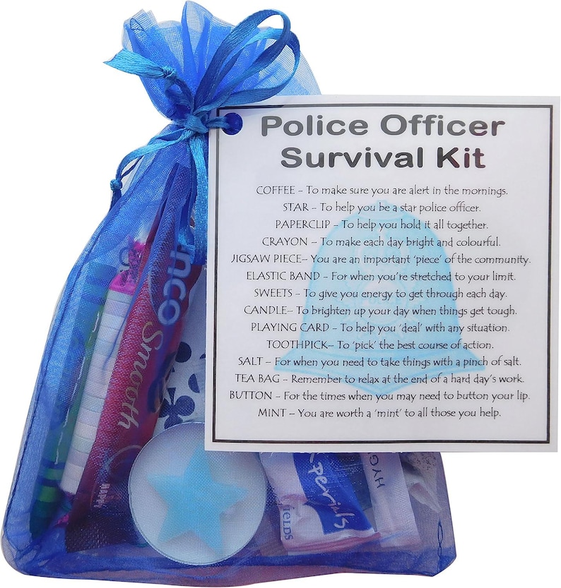 Puede incluir: Una bolsa de malla azul llena de un kit de supervivencia para agentes de polic&iacute;a. El kit incluye una estrella, un clip, un cray&oacute;n, una pieza de rompecabezas, una banda el&aacute;stica, dulces, una vela, una carta de juego, un palillo de dientes, sal, una bolsita de t&eacute;, un bot&oacute;n y una menta. La bolsa tiene una tarjeta adjunta con el texto "Police Officer Survival Kit" y una lista de art&iacute;culos con sus usos correspondientes.