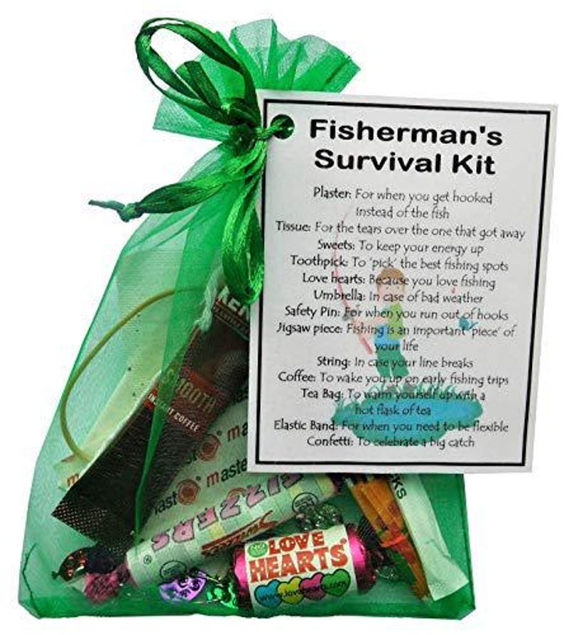 K&ouml;nnte beinhalten: Eine gr&uuml;ne Netz-Tasche gef&uuml;llt mit kleinen Geschenken und einer Karte mit der Aufschrift "Fisherman's Survival Kit" mit einer Liste von Gegenst&auml;nden und deren Verwendung. Die Gegenst&auml;nde umfassen ein Pflaster, Taschent&uuml;cher, S&uuml;&szlig;igkeiten, Zahnstocher, Liebesherzen, Regenschirm, Sicherheitsnadel, Puzzle-Teil, Schnur, Kaffee, Teebeutel, Gummiband und Konfetti.