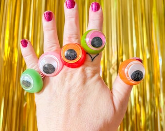 Big Bauble Eyeball Ring • Adjustable Size 5-10 • Retro Spooky Googly Eyes• Resizable Handmade Epoxy