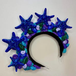 Colección de sirena; tiara de conchas marinas con cinco estrellas de mar, conchas de arcilla y estrellas de mar reales en azul real.