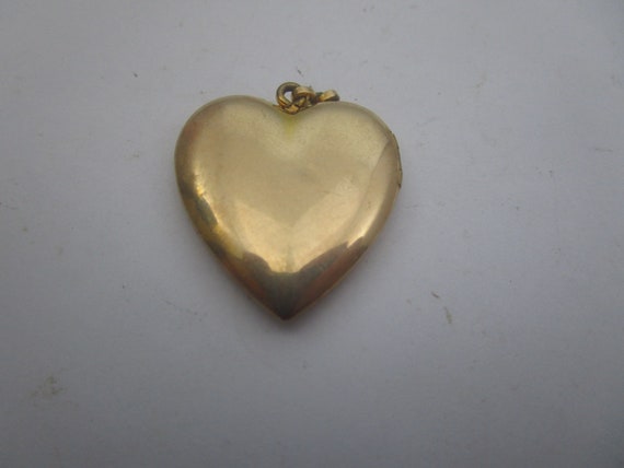 Vtg Beautifully Engraved Heart Shaped Photo LOcke… - image 2