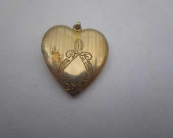 Vtg Beautifully Engraved Heart Shaped Photo LOcket Necklace Pendant