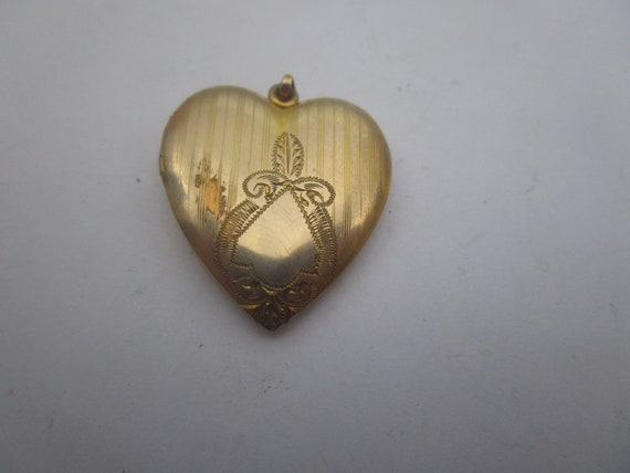 Vtg Beautifully Engraved Heart Shaped Photo LOcke… - image 1